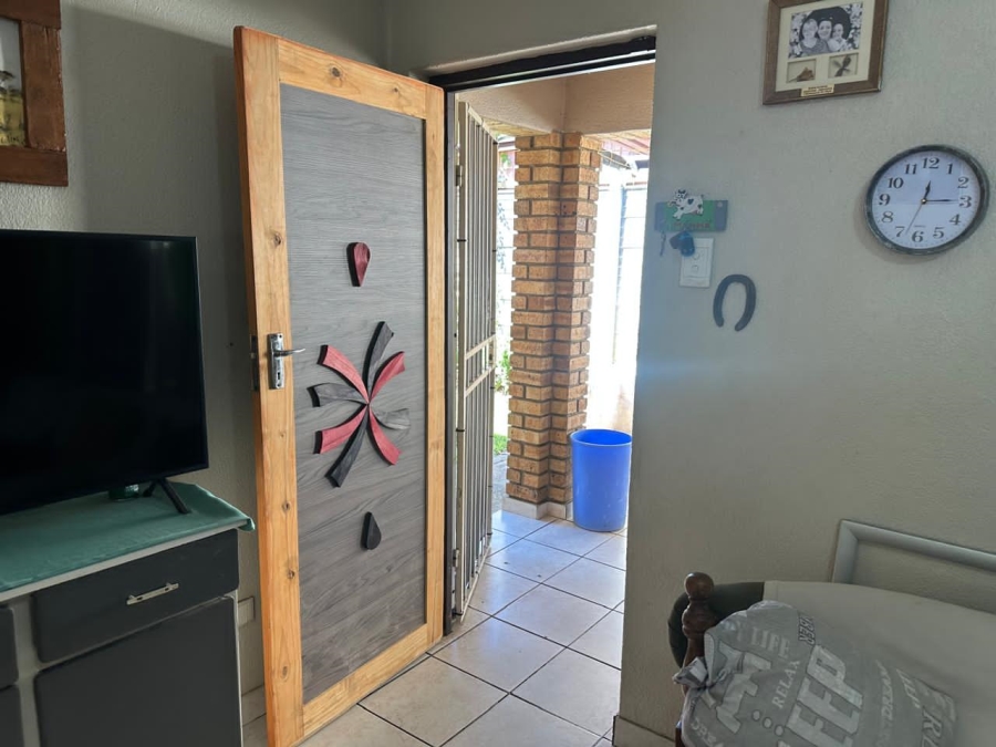 2 Bedroom Property for Sale in Oos Einde North West